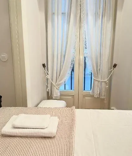 Com Banheiro Privativo Na Baixa *